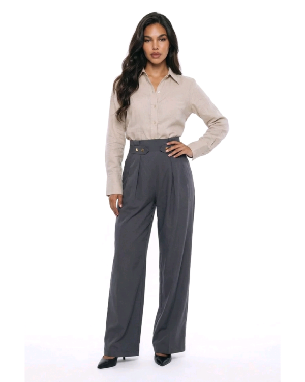 Sartoria pantalone sive boje, wide-leg model visokog struka sa zlatnim kopčama, prednji pogled – DM kolekcija