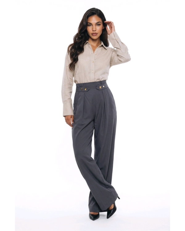 Sartoria pantalone sive boje, wide-leg model visokog struka sa zlatnim kopčama, prednji pogled – DM kolekcija